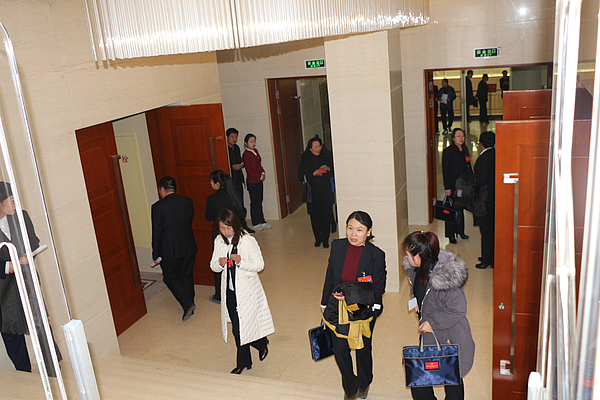 靖边县第十八届人民代表大会第三次会议代表陆续步入会场就坐