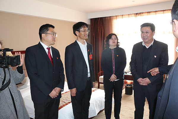 县级领导慰问人大代表