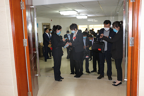 代表陆续到达会场