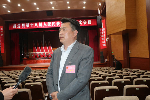 列席代表接受采访