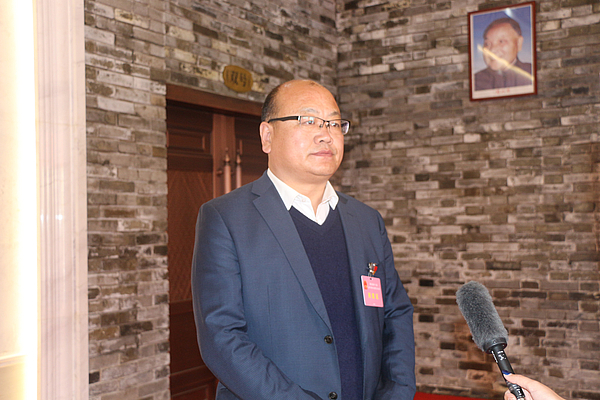 列席代表接受采访