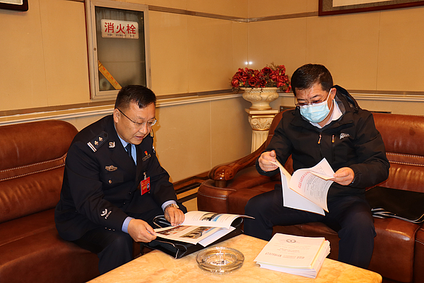 代表仔细查看会议资料