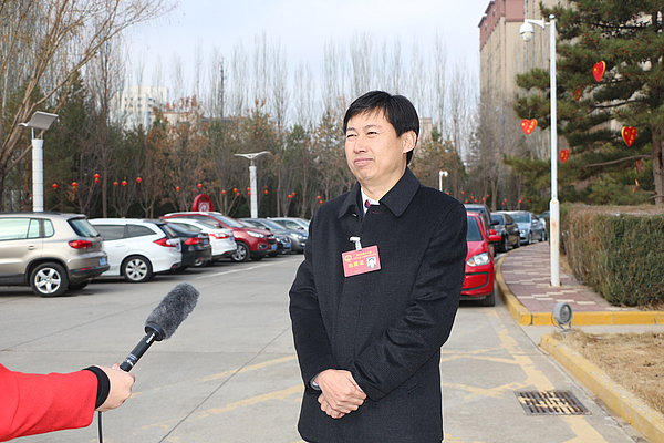 参会代表接受采访