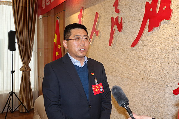 参会代表接受采访